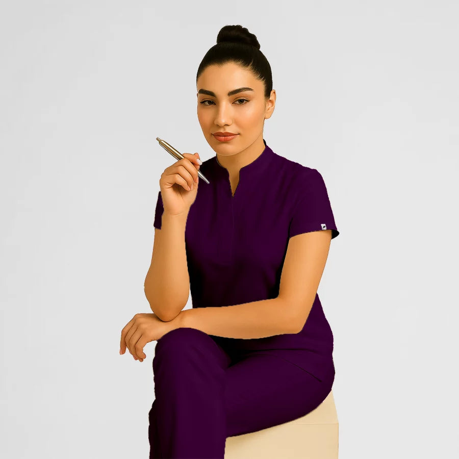 Photo de Pyjama de Bloc Femme - Col Officier Stretch – confort, broderie et style professionnel. FIGS.ma | Scrubs Maroc.