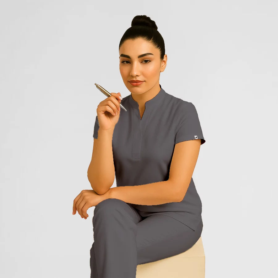 Photo de Pyjama de Bloc Femme - Col Officier Stretch – confort, broderie et style professionnel. FIGS.ma | Scrubs Maroc.