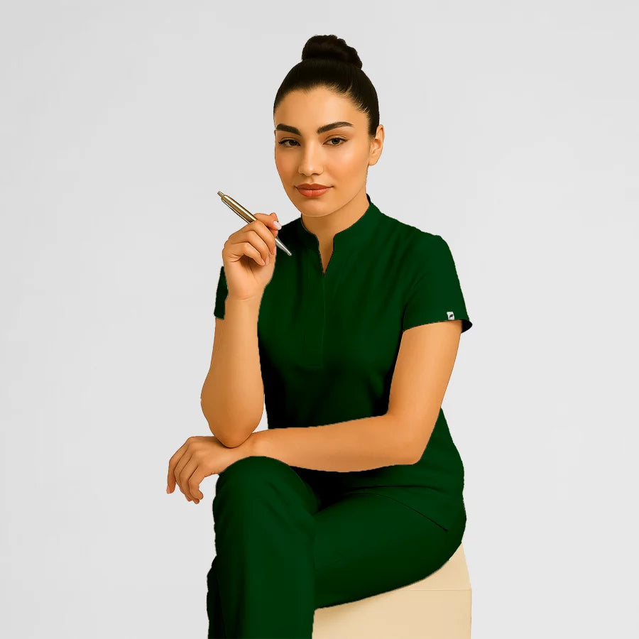 Photo de Pyjama de Bloc Femme - Col Officier Stretch – confort, broderie et style professionnel. FIGS.ma | Scrubs Maroc.