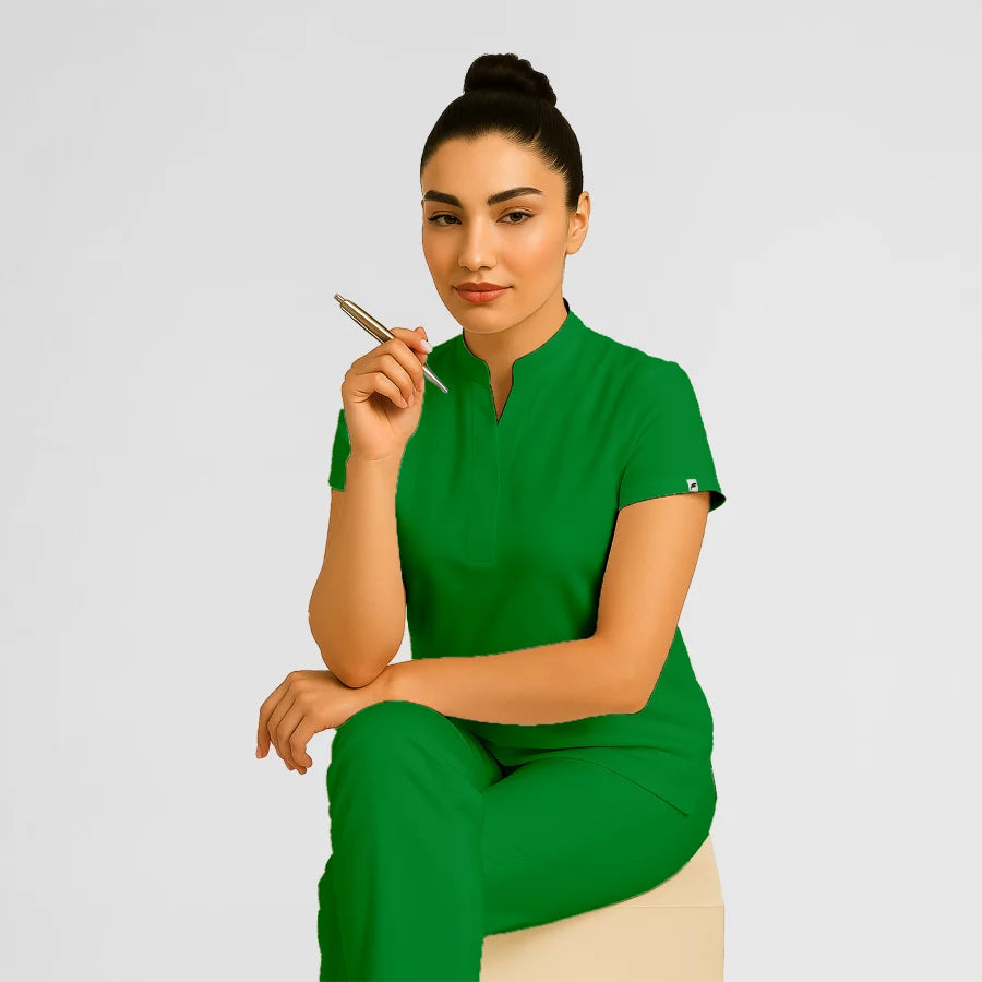 Photo de Pyjama de Bloc Femme - Col Officier Stretch – confort, broderie et style professionnel. FIGS.ma | Scrubs Maroc.