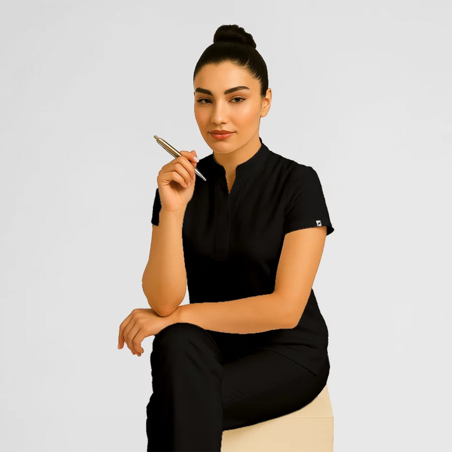 Photo de Pyjama de Bloc Femme - Col Officier Stretch – confort, broderie et style professionnel. FIGS.ma | Scrubs Maroc.