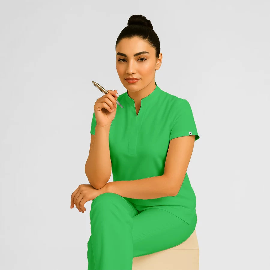 Photo de Pyjama de Bloc Femme - Col Officier Stretch – confort, broderie et style professionnel. FIGS.ma | Scrubs Maroc.