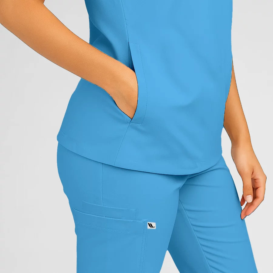 Photo de Pyjama de Bloc Femme - Col Officier Stretch – confort, broderie et style professionnel. FIGS.ma | Scrubs Maroc.