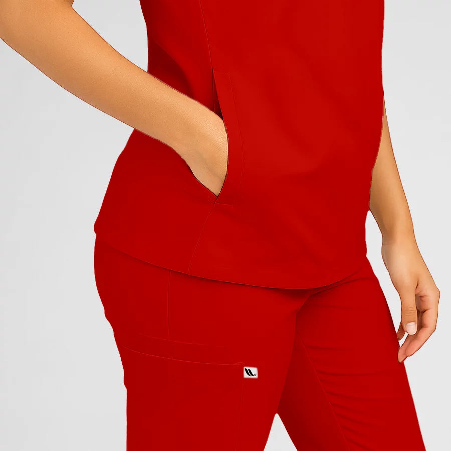 Photo de Pyjama de Bloc Femme - Col Officier Stretch – confort, broderie et style professionnel. FIGS.ma | Scrubs Maroc.