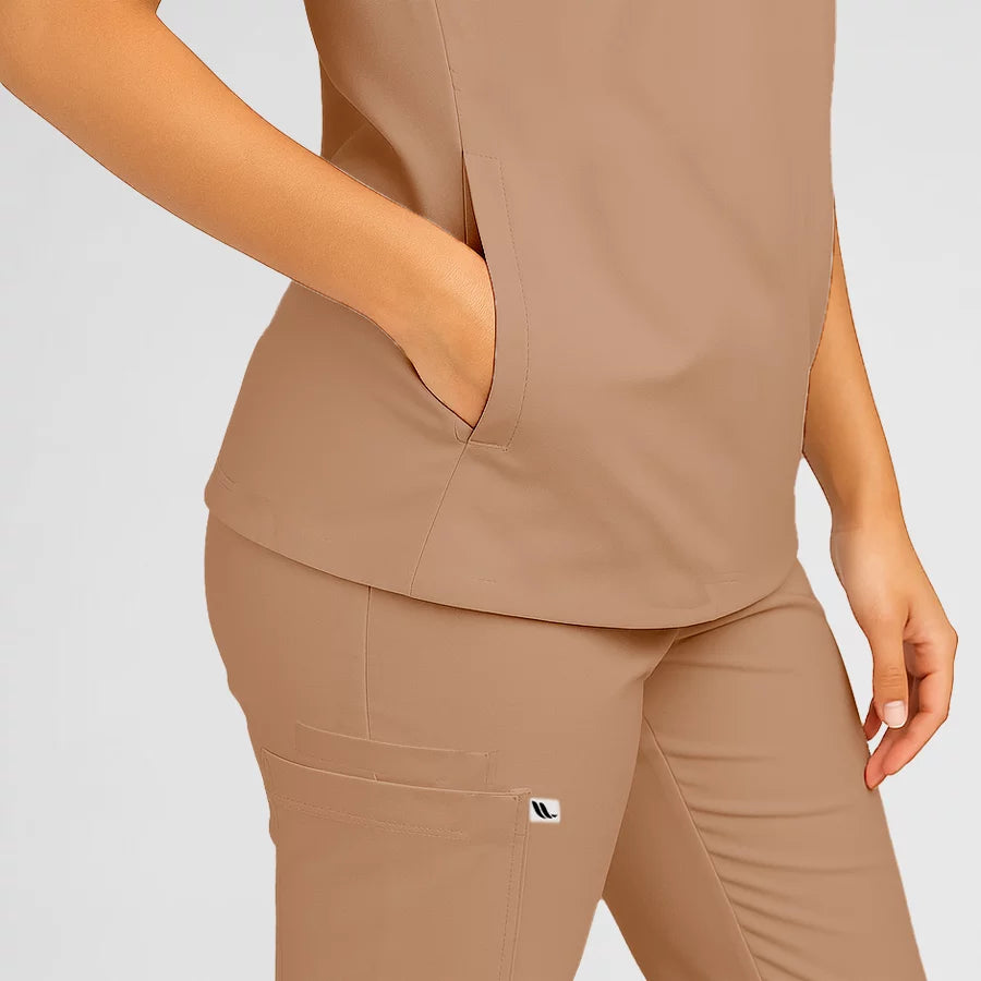 Photo de Pyjama de Bloc Femme - Col Officier Stretch – confort, broderie et style professionnel. FIGS.ma | Scrubs Maroc.
