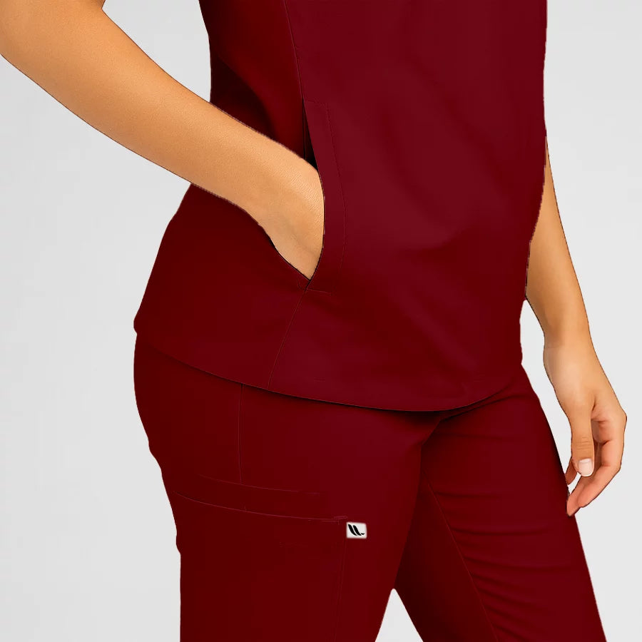 Photo de Pyjama de Bloc Femme - Col Officier Stretch – confort, broderie et style professionnel. FIGS.ma | Scrubs Maroc.