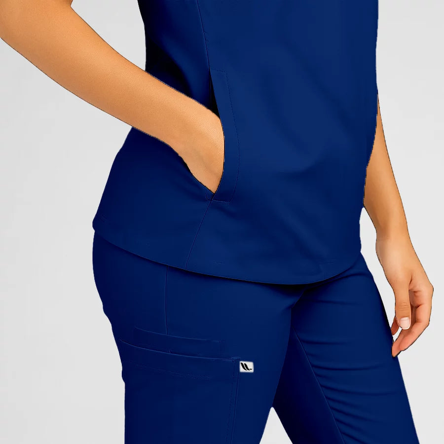 Photo de Pyjama de Bloc Femme - Col Officier Stretch – confort, broderie et style professionnel. FIGS.ma | Scrubs Maroc.