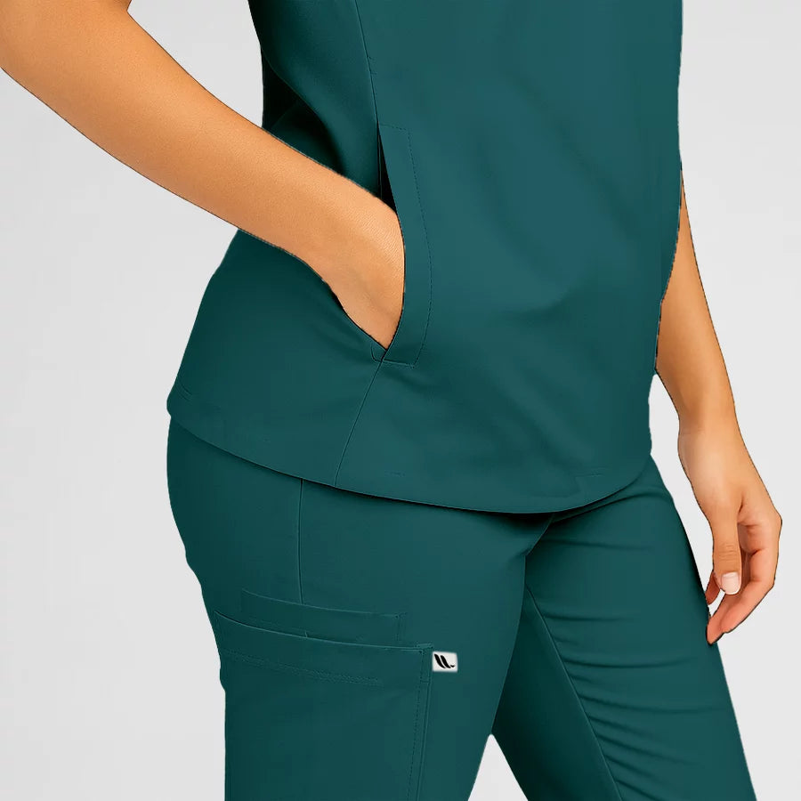 Photo de Pyjama de Bloc Femme - Col Officier Stretch – confort, broderie et style professionnel. FIGS.ma | Scrubs Maroc.