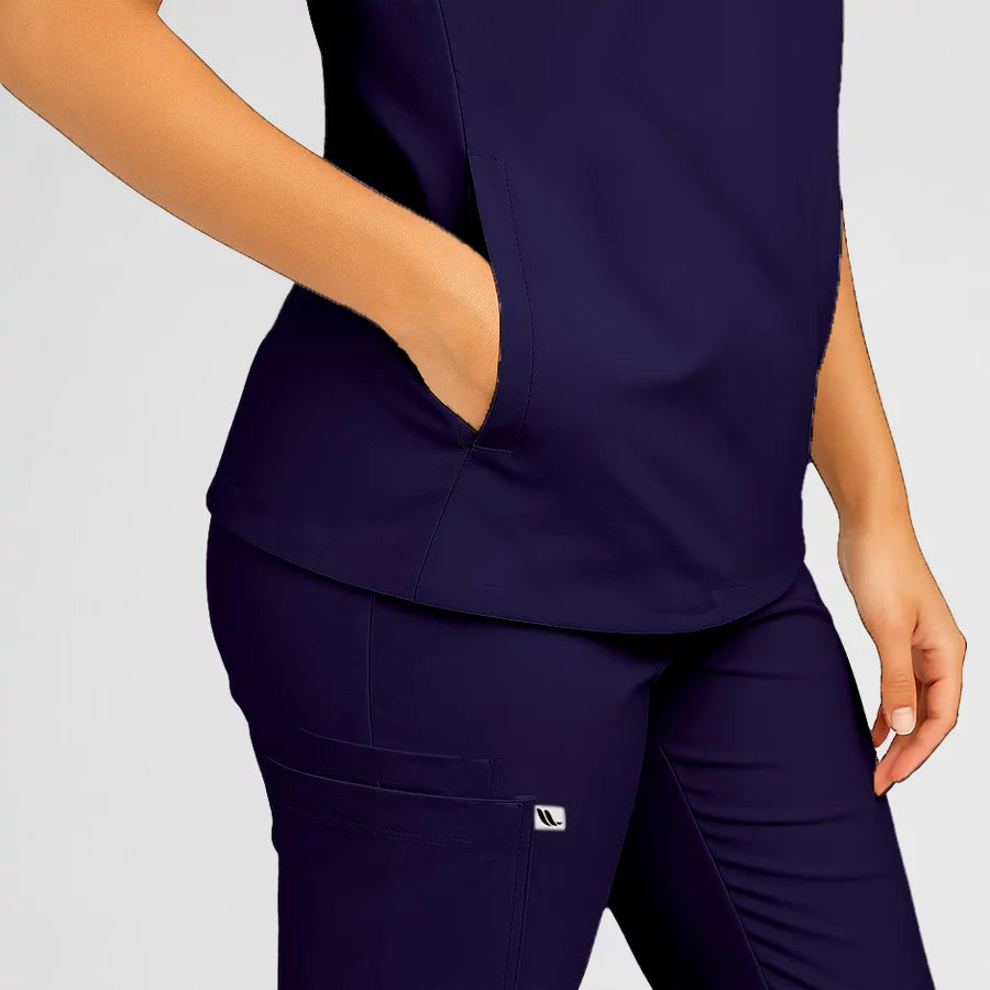 Photo de Pyjama de Bloc Femme - Col Officier Stretch – confort, broderie et style professionnel. FIGS.ma | Scrubs Maroc.