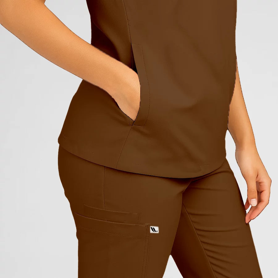 Photo de Pyjama de Bloc Femme - Col Officier Stretch – confort, broderie et style professionnel. FIGS.ma | Scrubs Maroc.