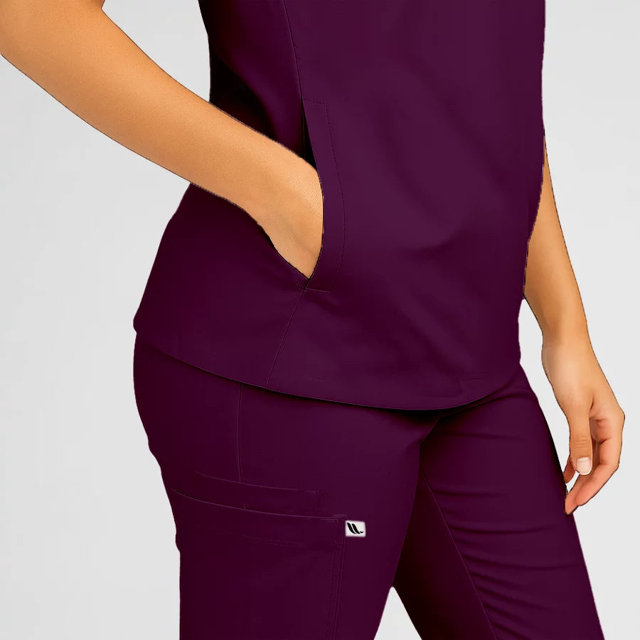 Photo de Pyjama de Bloc Femme - Col Officier Stretch – confort, broderie et style professionnel. FIGS.ma | Scrubs Maroc.