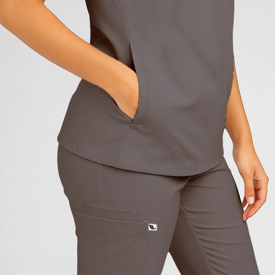 Photo de Pyjama de Bloc Femme - Col Officier Stretch – confort, broderie et style professionnel. FIGS.ma | Scrubs Maroc.