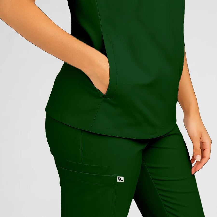 Photo de Pyjama de Bloc Femme - Col Officier Stretch – confort, broderie et style professionnel. FIGS.ma | Scrubs Maroc.