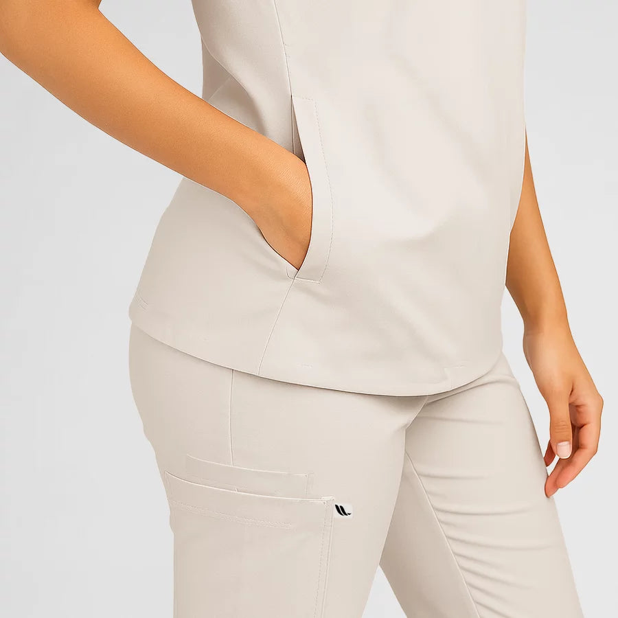 Photo de Pyjama de Bloc Femme - Col Officier Stretch – confort, broderie et style professionnel. FIGS.ma | Scrubs Maroc.