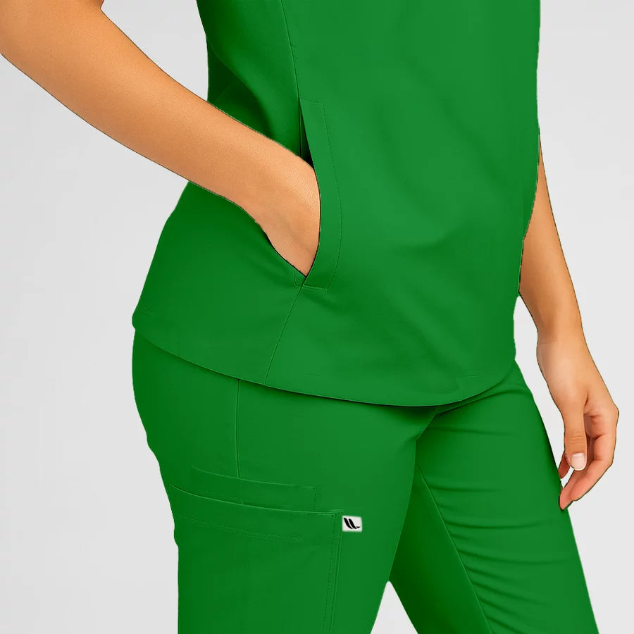 Photo de Pyjama de Bloc Femme - Col Officier Stretch – confort, broderie et style professionnel. FIGS.ma | Scrubs Maroc.