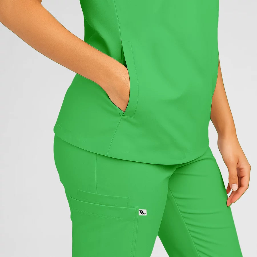 Photo de Pyjama de Bloc Femme - Col Officier Stretch – confort, broderie et style professionnel. FIGS.ma | Scrubs Maroc.