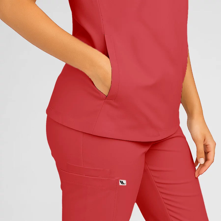 Photo de Pyjama de Bloc Femme - Col Officier Stretch – confort, broderie et style professionnel. FIGS.ma | Scrubs Maroc.