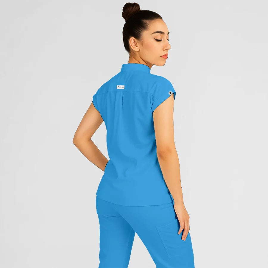 Photo de Pyjama de Bloc Femme - Col Officier Stretch – confort, broderie et style professionnel. FIGS.ma | Scrubs Maroc.