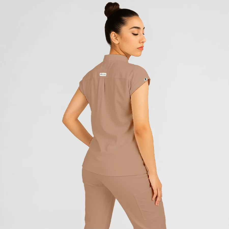 Photo de Pyjama de Bloc Femme - Col Officier Stretch – confort, broderie et style professionnel. FIGS.ma | Scrubs Maroc.