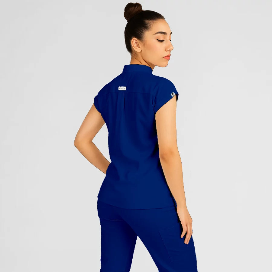Photo de Pyjama de Bloc Femme - Col Officier Stretch – confort, broderie et style professionnel. FIGS.ma | Scrubs Maroc.