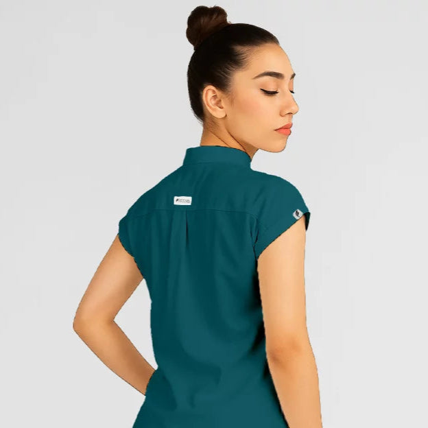 Photo de Pyjama de Bloc Femme - Col Officier Stretch – confort, broderie et style professionnel. FIGS.ma | Scrubs Maroc.