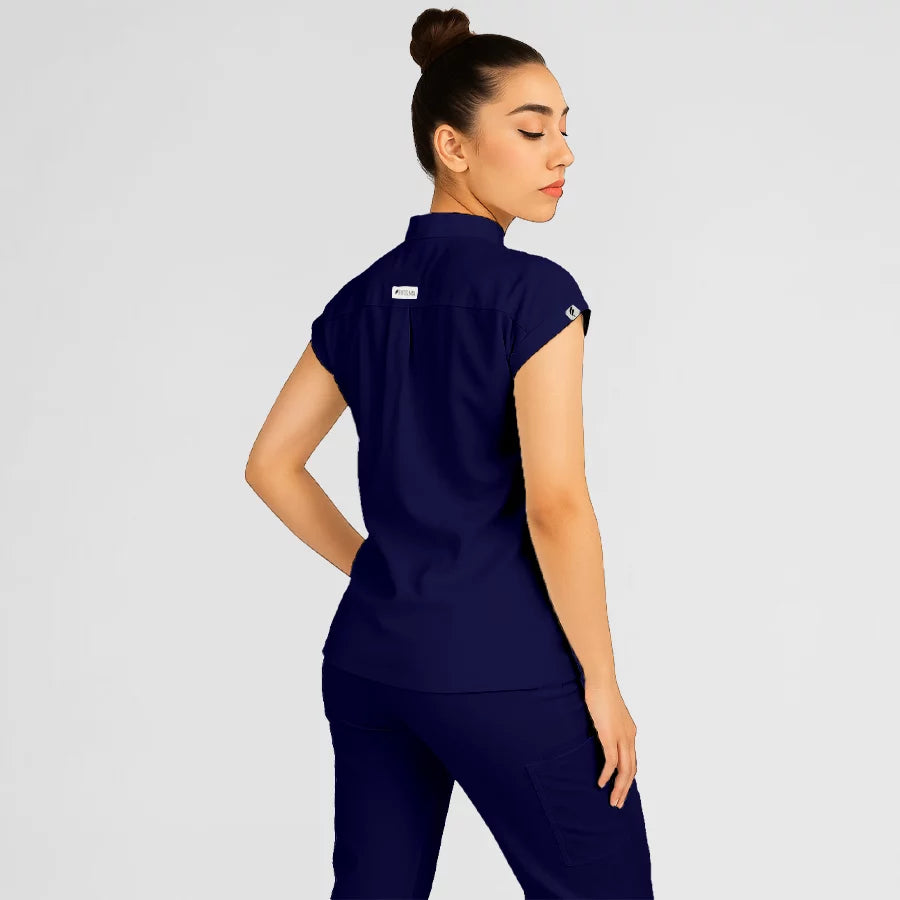 Photo de Pyjama de Bloc Femme - Col Officier Stretch – confort, broderie et style professionnel. FIGS.ma | Scrubs Maroc.