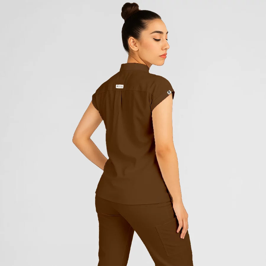 Photo de Pyjama de Bloc Femme - Col Officier Stretch – confort, broderie et style professionnel. FIGS.ma | Scrubs Maroc.