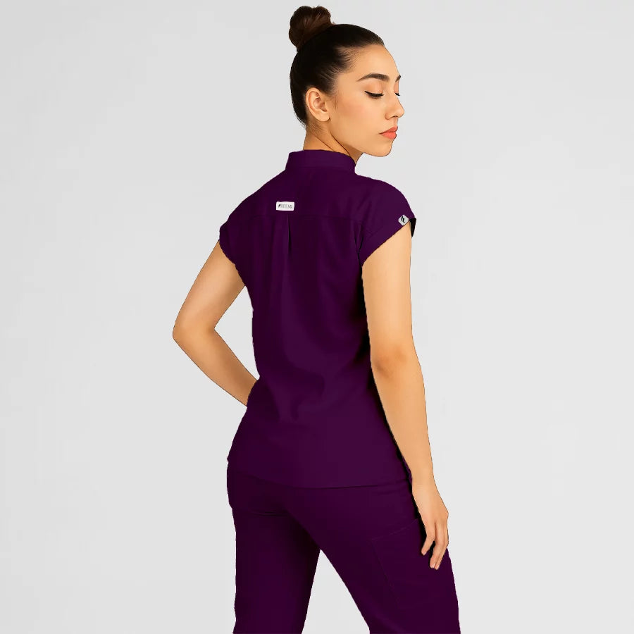 Photo de Pyjama de Bloc Femme - Col Officier Stretch – confort, broderie et style professionnel. FIGS.ma | Scrubs Maroc.
