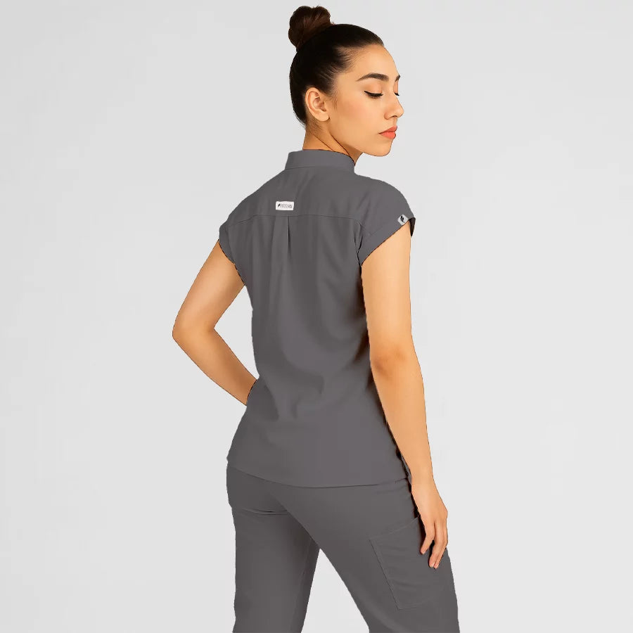 Photo de Pyjama de Bloc Femme - Col Officier Stretch – confort, broderie et style professionnel. FIGS.ma | Scrubs Maroc.