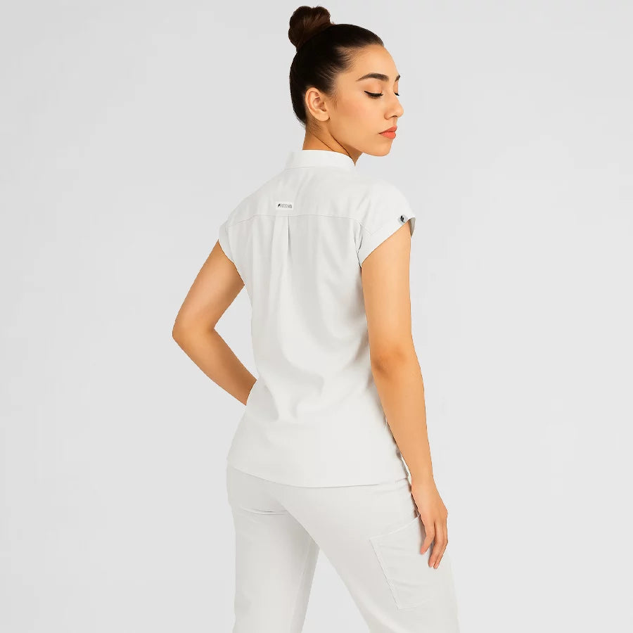 Photo de Pyjama de Bloc Femme - Col Officier Stretch – confort, broderie et style professionnel. FIGS.ma | Scrubs Maroc.
