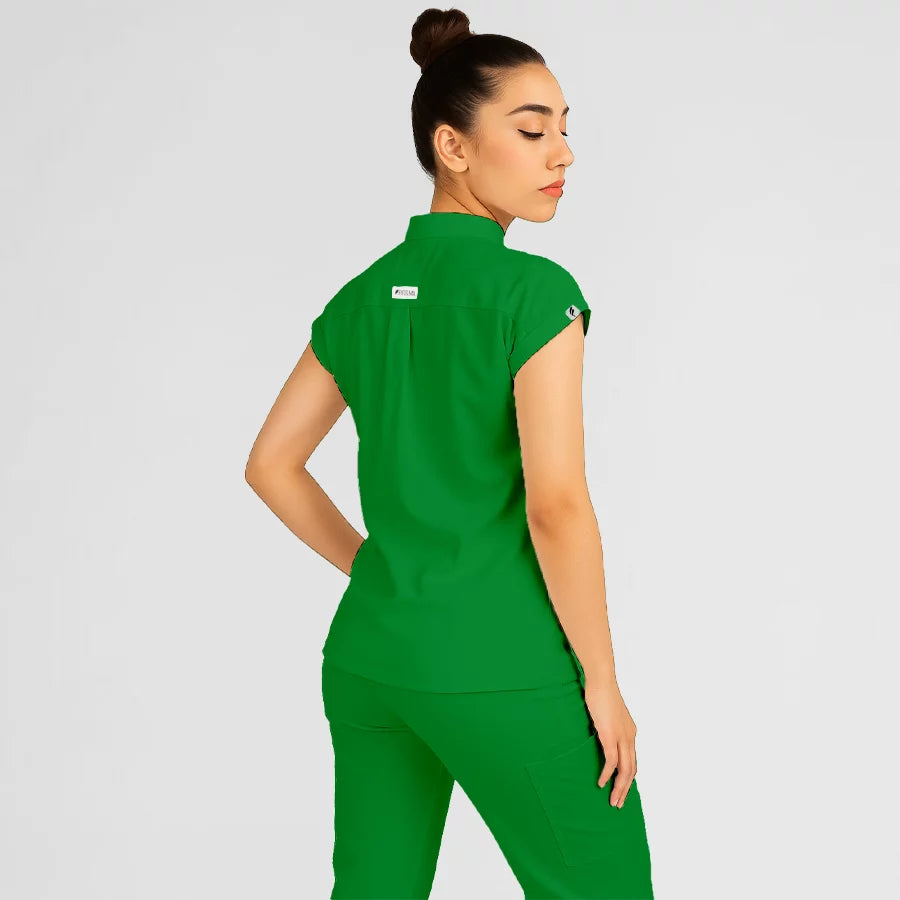 Photo de Pyjama de Bloc Femme - Col Officier Stretch – confort, broderie et style professionnel. FIGS.ma | Scrubs Maroc.