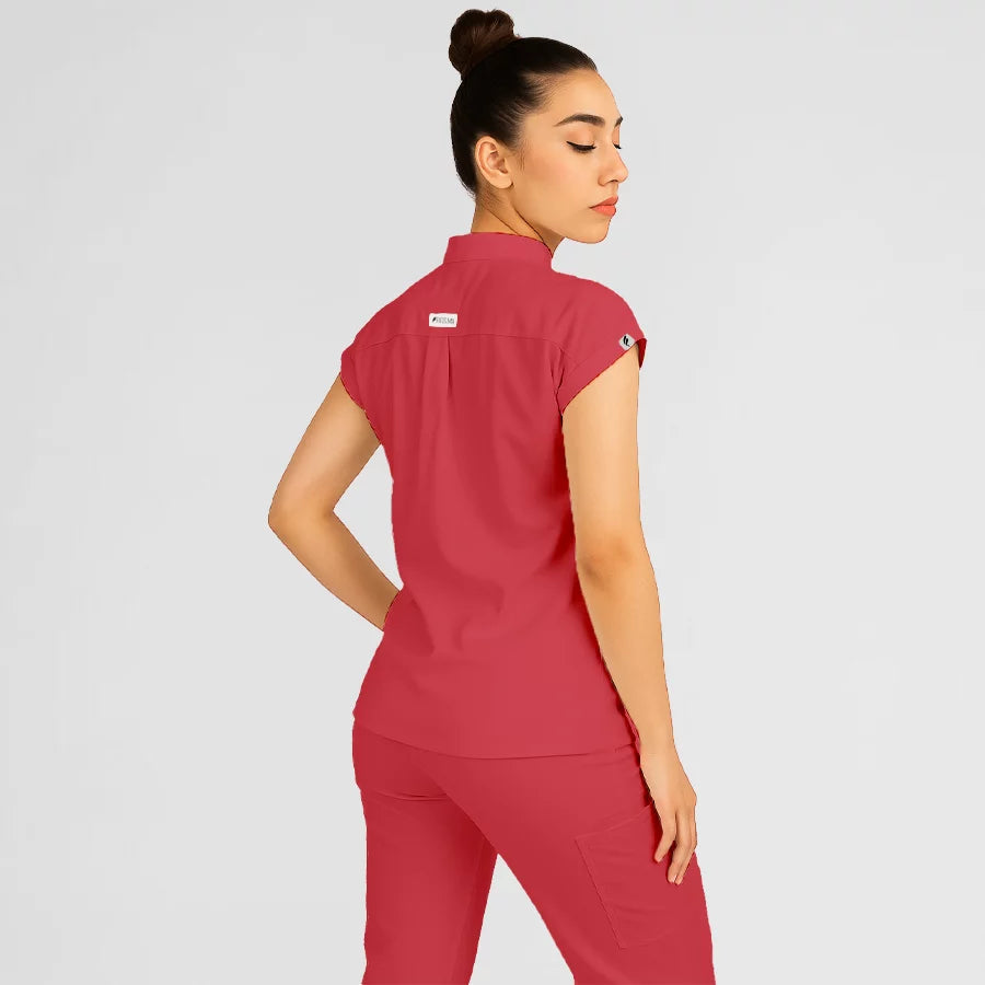 Photo de Pyjama de Bloc Femme - Col Officier Stretch – confort, broderie et style professionnel. FIGS.ma | Scrubs Maroc.