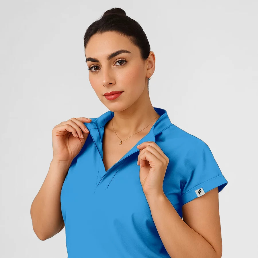 Photo de Pyjama de Bloc Femme - Col Officier Stretch – confort, broderie et style professionnel. FIGS.ma | Scrubs Maroc.