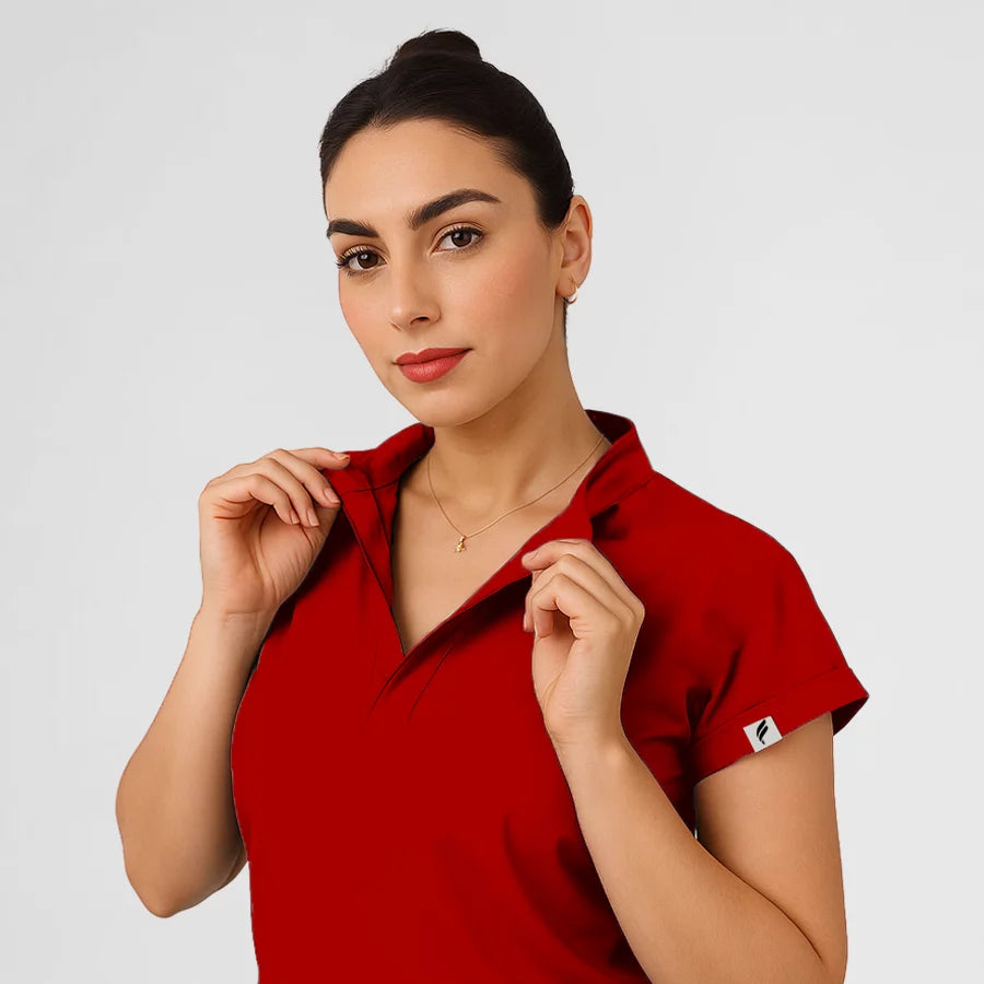 Photo de Pyjama de Bloc Femme - Col Officier Stretch – confort, broderie et style professionnel. FIGS.ma | Scrubs Maroc.