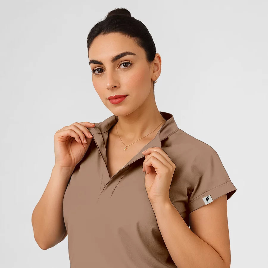 Photo de Pyjama de Bloc Femme - Col Officier Stretch – confort, broderie et style professionnel. FIGS.ma | Scrubs Maroc.
