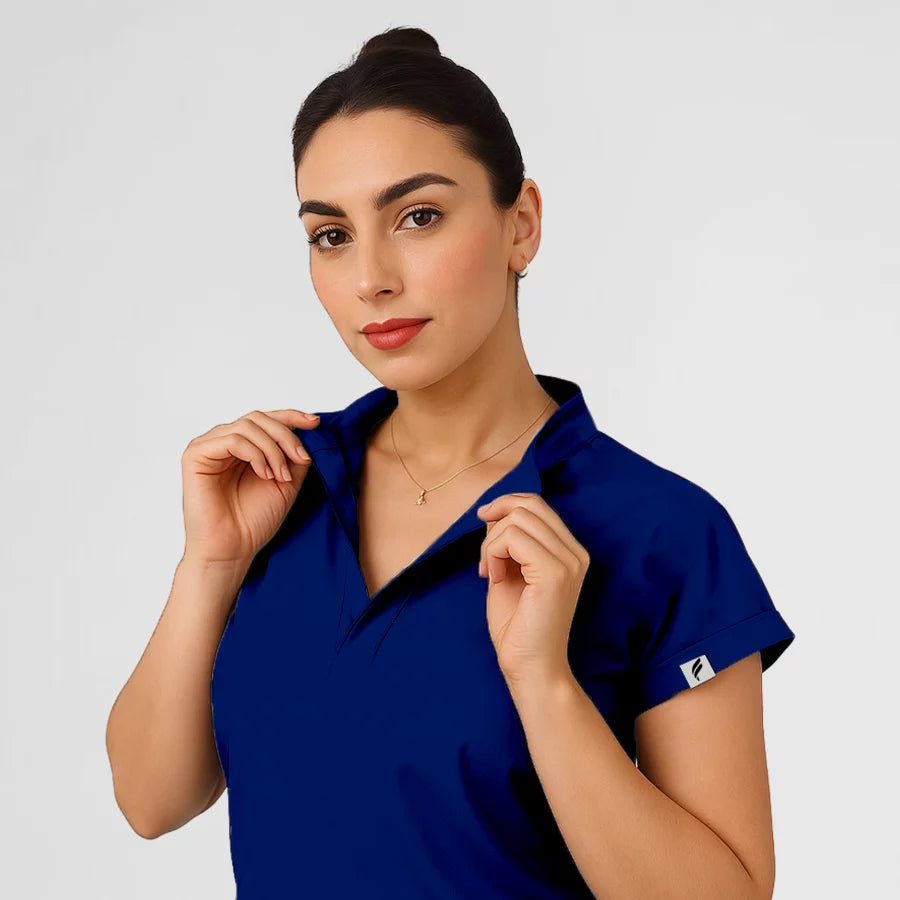 Photo de Pyjama de Bloc Femme - Col Officier Stretch – confort, broderie et style professionnel. FIGS.ma | Scrubs Maroc.