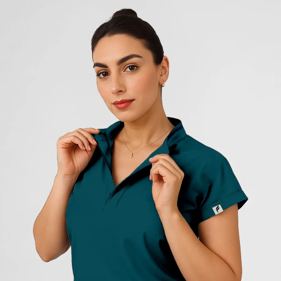 Photo de Pyjama de Bloc Femme - Col Officier Stretch – confort, broderie et style professionnel. FIGS.ma | Scrubs Maroc.