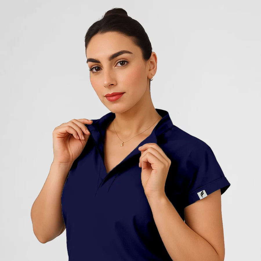 Photo de Pyjama de Bloc Femme - Col Officier Stretch – confort, broderie et style professionnel. FIGS.ma | Scrubs Maroc.