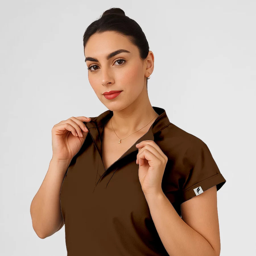 Photo de Pyjama de Bloc Femme - Col Officier Stretch – confort, broderie et style professionnel. FIGS.ma | Scrubs Maroc.