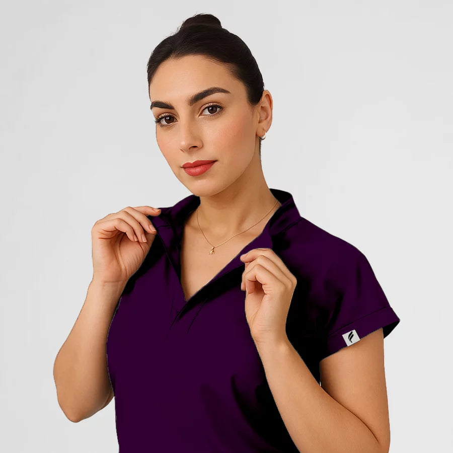 Photo de Pyjama de Bloc Femme - Col Officier Stretch – confort, broderie et style professionnel. FIGS.ma | Scrubs Maroc.