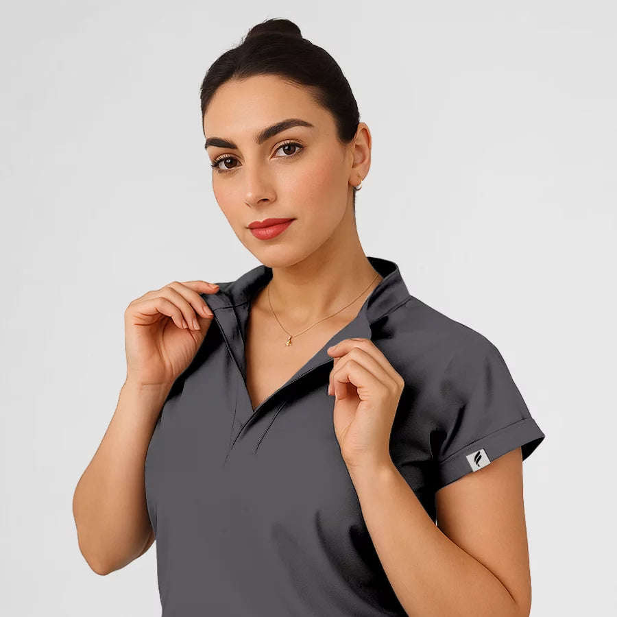 Photo de Pyjama de Bloc Femme - Col Officier Stretch – confort, broderie et style professionnel. FIGS.ma | Scrubs Maroc.