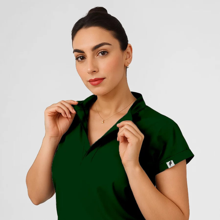 Photo de Pyjama de Bloc Femme - Col Officier Stretch – confort, broderie et style professionnel. FIGS.ma | Scrubs Maroc.