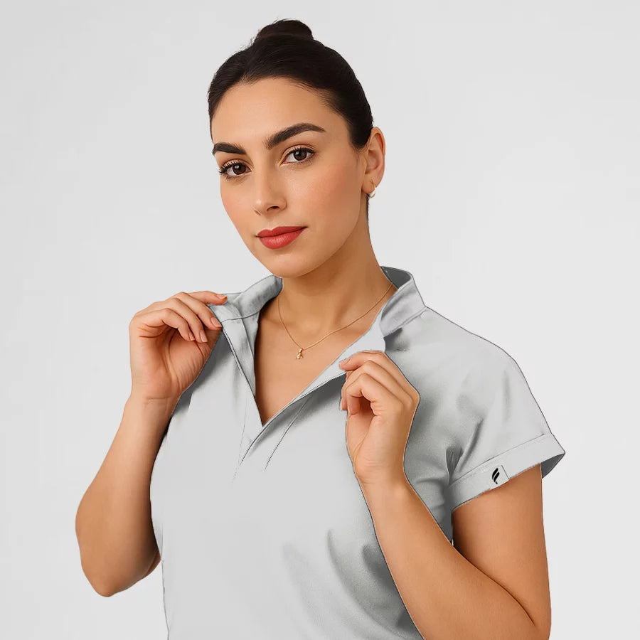 Photo de Pyjama de Bloc Femme - Col Officier Stretch – confort, broderie et style professionnel. FIGS.ma | Scrubs Maroc.