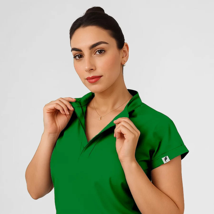 Photo de Pyjama de Bloc Femme - Col Officier Stretch – confort, broderie et style professionnel. FIGS.ma | Scrubs Maroc.
