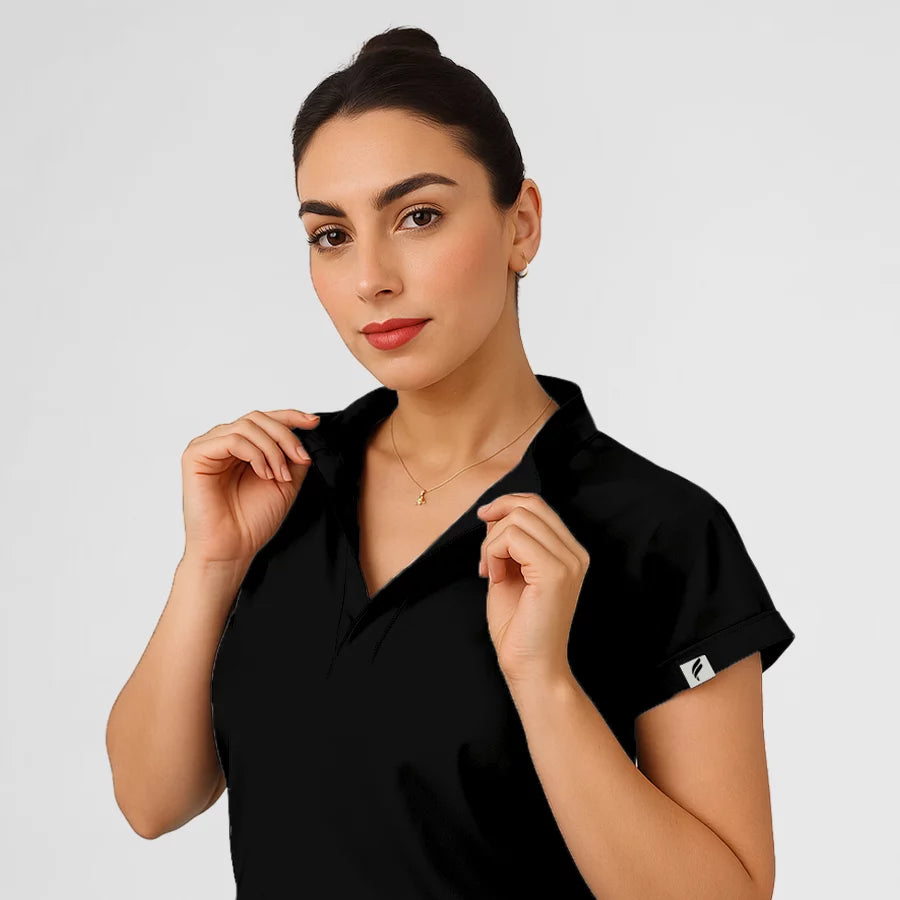 Photo de Pyjama de Bloc Femme - Col Officier Stretch – confort, broderie et style professionnel. FIGS.ma | Scrubs Maroc.