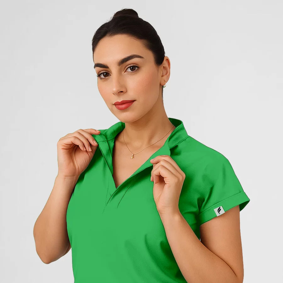 Photo de Pyjama de Bloc Femme - Col Officier Stretch – confort, broderie et style professionnel. FIGS.ma | Scrubs Maroc.