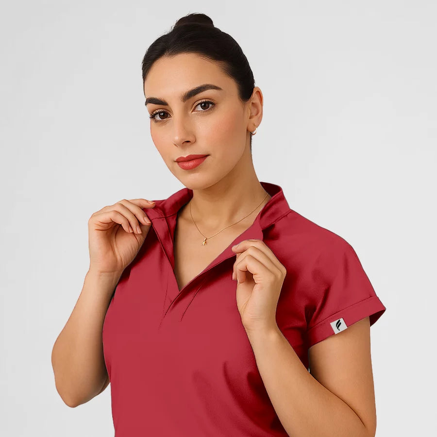 Photo de Pyjama de Bloc Femme - Col Officier Stretch – confort, broderie et style professionnel. FIGS.ma | Scrubs Maroc.