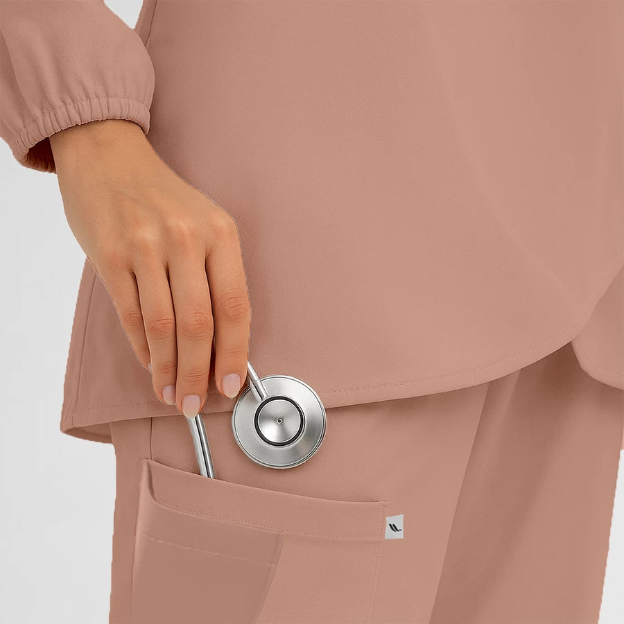 Pyjama de Bloc Femme - Hijab porté par une professionnelle de santé | FIGS.ma – Scrubs confortables et modernes au Maroc