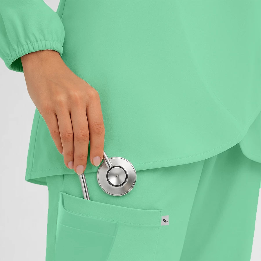 Pyjama de Bloc Femme - Hijab porté par une professionnelle de santé | FIGS.ma – Scrubs confortables et modernes au Maroc