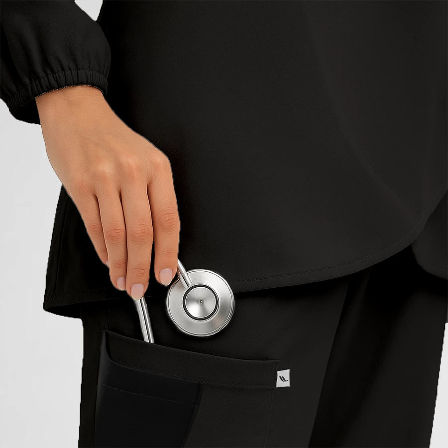 Pyjama de Bloc Femme - Hijab porté par une professionnelle de santé | FIGS.ma – Scrubs confortables et modernes au Maroc